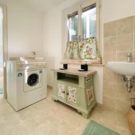Ferienhaus Pleasant With Whirlpool Serrungarina
